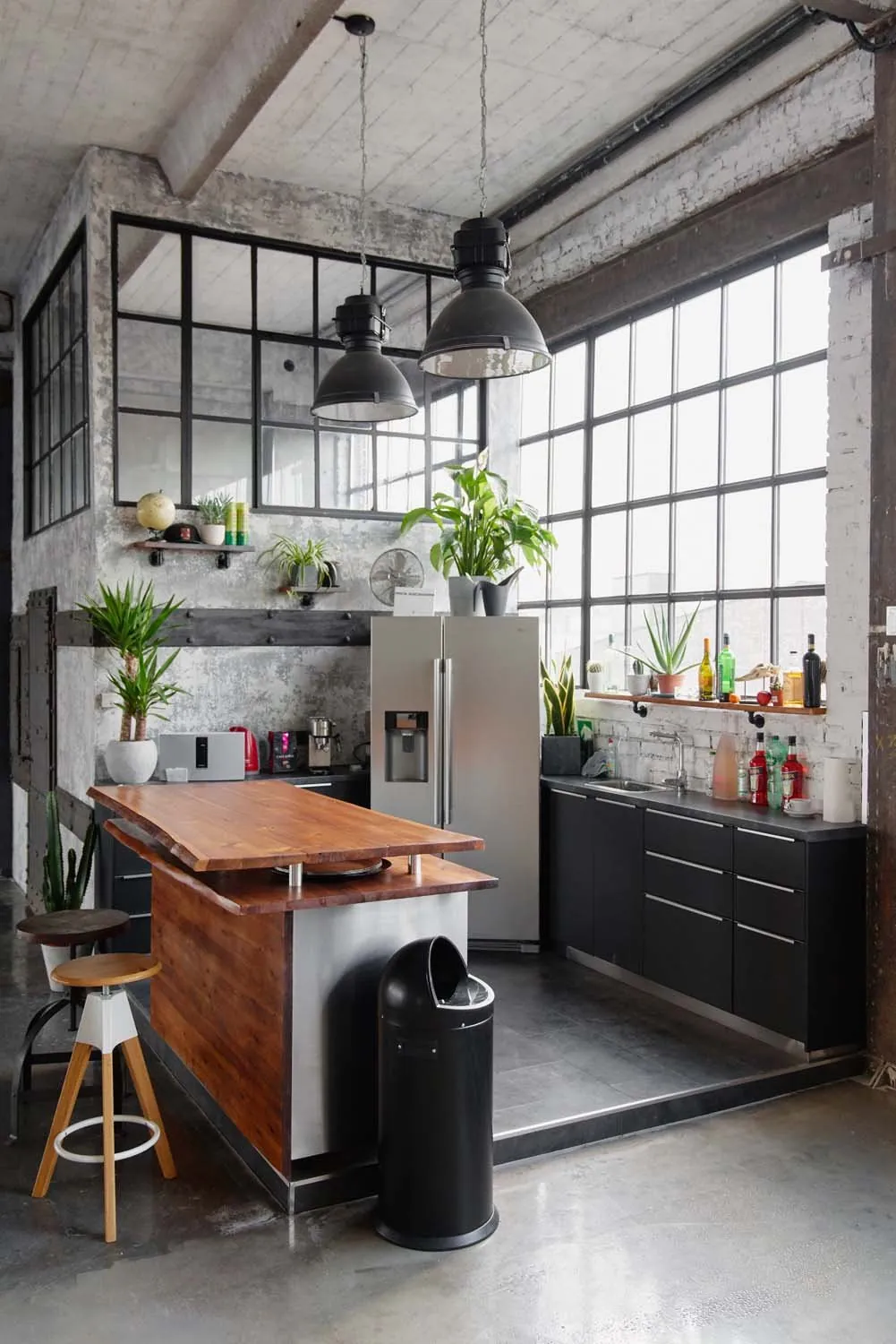 Brooklyn — Barbereich mit Industrieleuchten