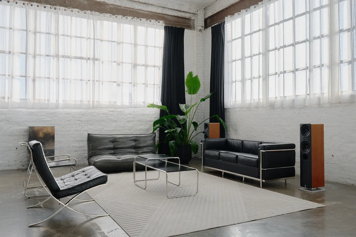 Brooklyn — Loungebereich mit Barcelona-Sesseln und Ledersofa
