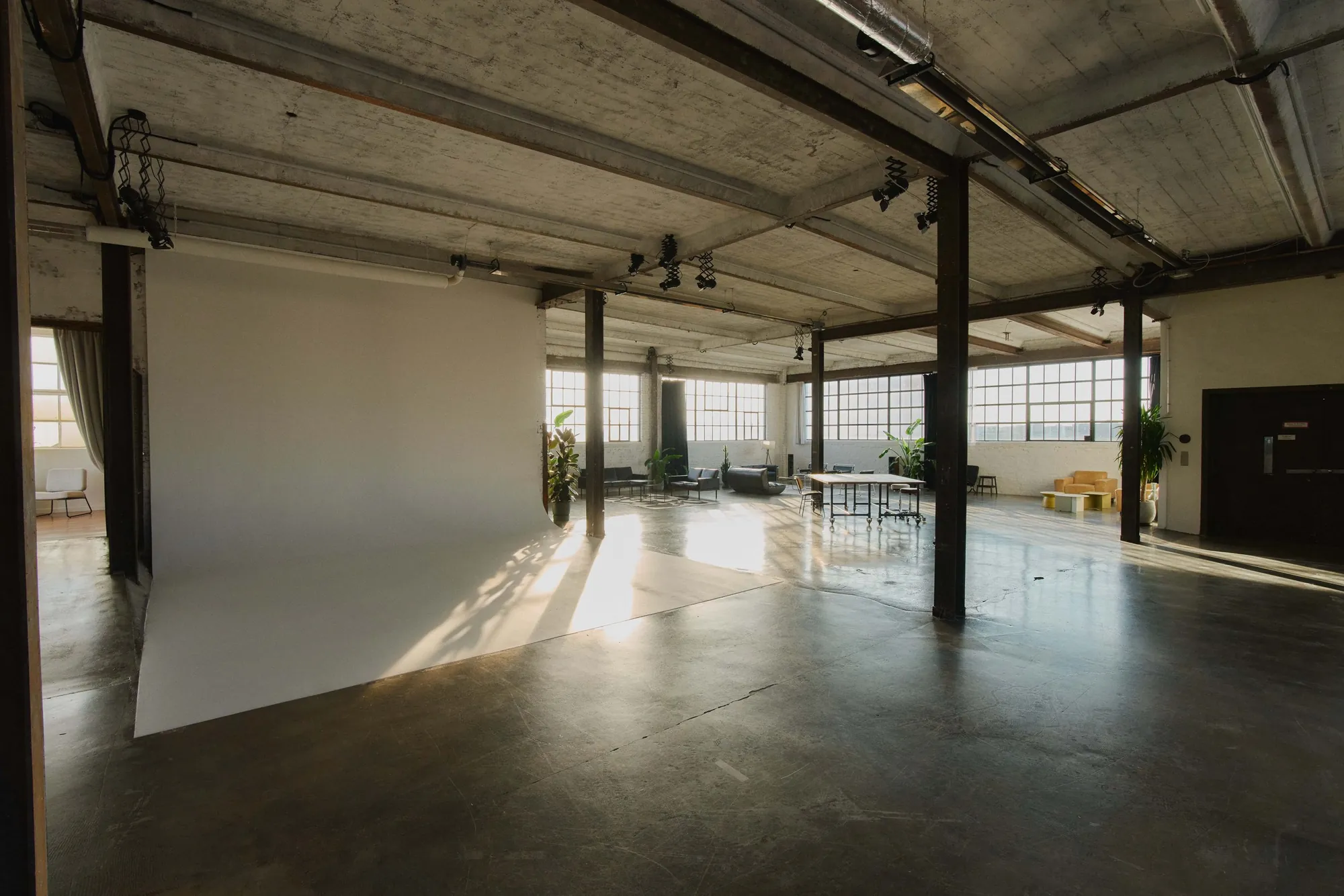 Weiße Hohlkehle mit fest installierter Lichttechnik im Brooklyn Studio