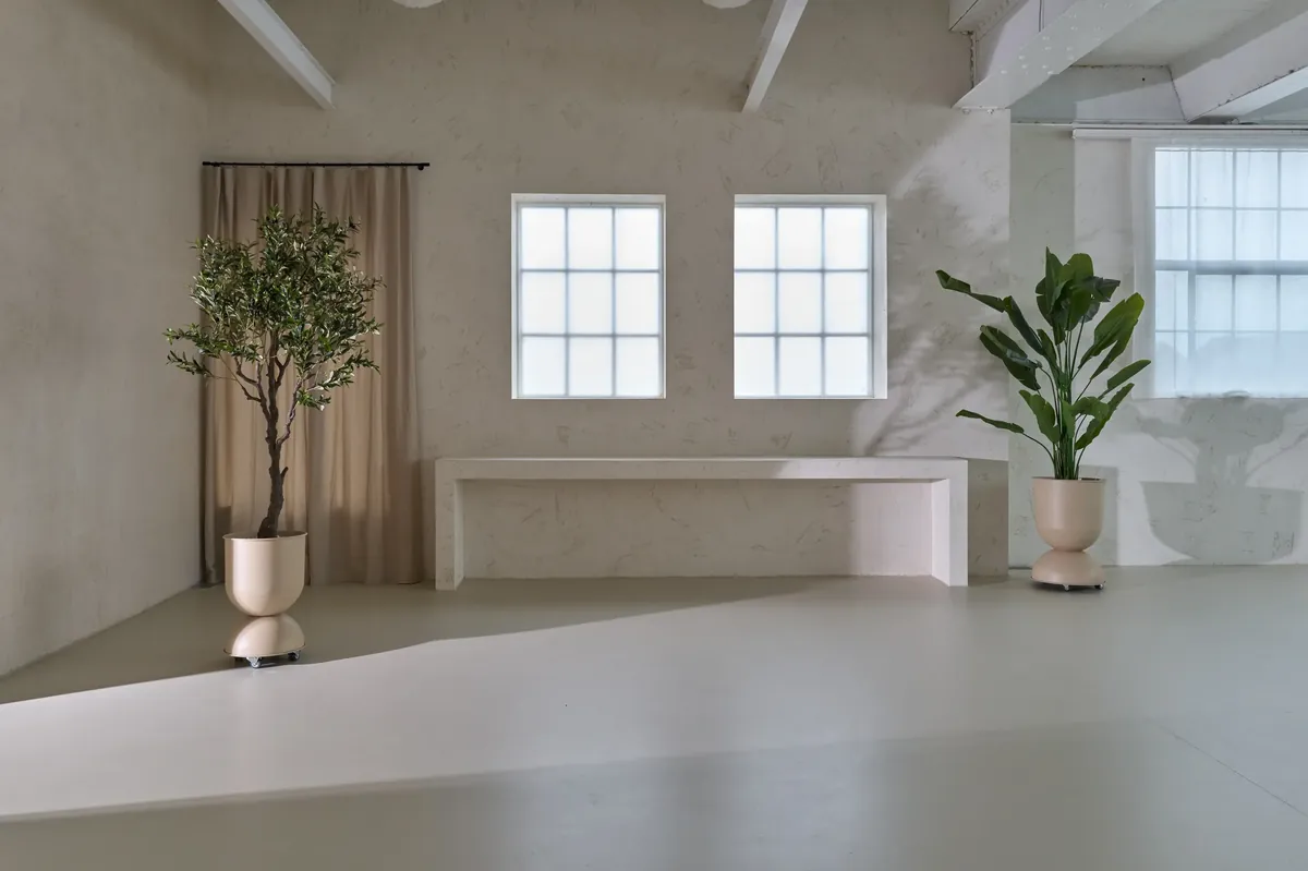 Gaia Studio — Tageslichtstudio in Erdtönen mit Rundbögen, 15 Minuten von Düsseldorf