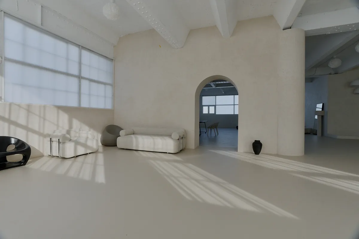 Gaia Studio — weite Fläche mit Sofa und Rundbogen