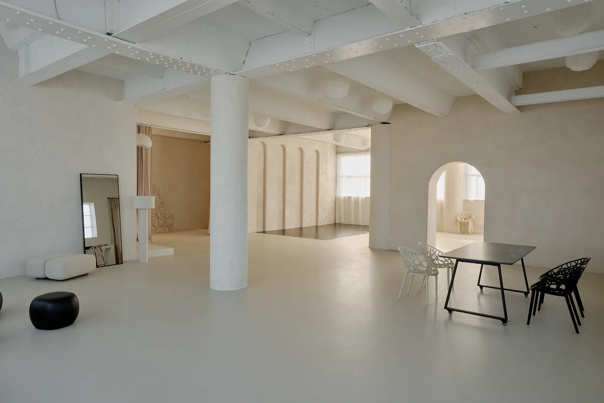 Gaia Studio — offene Fläche mit Säulen und Fensterreihen