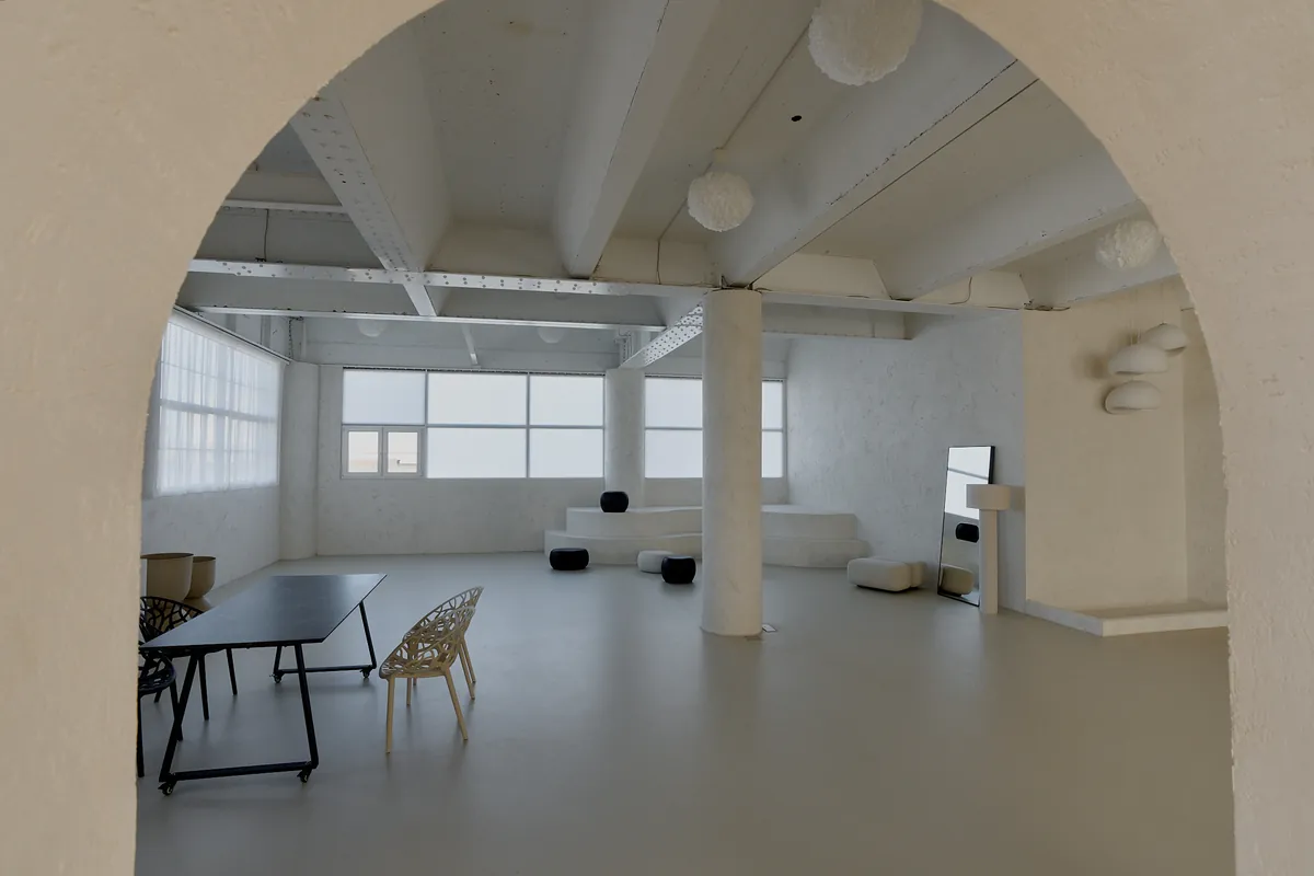 Gaia Studio — Blick durch den Rundbogen auf die Fläche