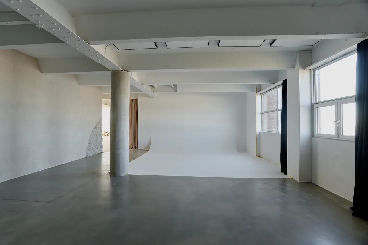 Gaia Studio — helle, weite Fläche mit Fensterfront