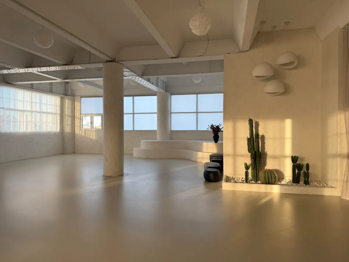 Gaia Studio — warmes Sonnenlicht durch die Gitterfenster