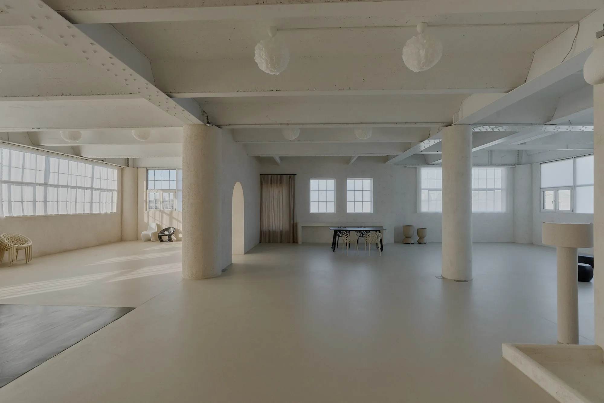 Gaia Studio — helles Tageslichtstudio in warmen Erdtönen mit Säulen und Rundbögen in Neuss