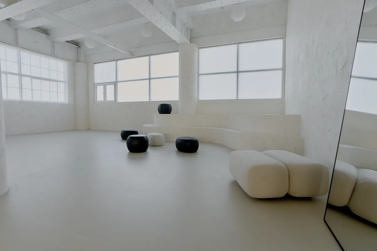 Gaia Studio — geschwungene Sitzarchitektur und Spiegelwand