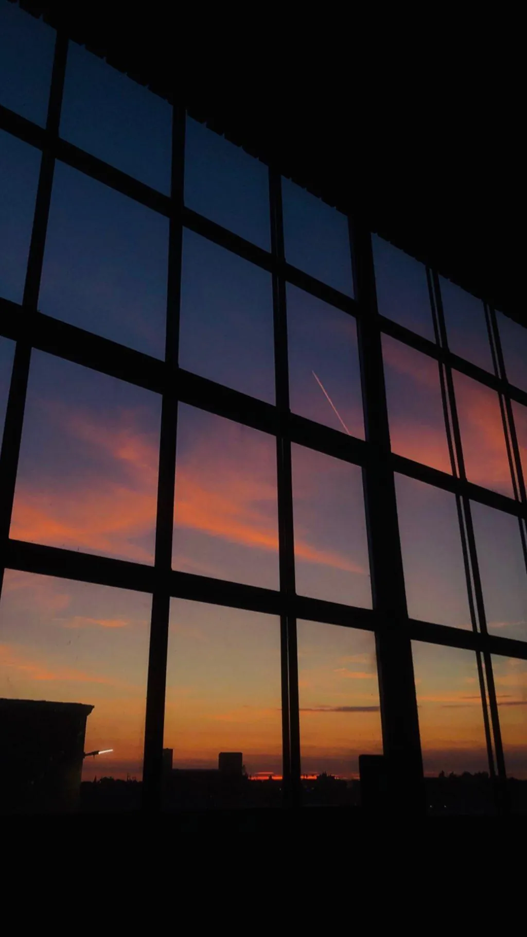 Sonnenuntergang durch die großen Gitterfenster des Studios
